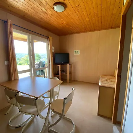 Au Bord De L'eau Chalet *